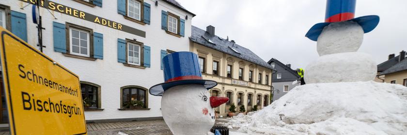 Ein Riesenschneemann steht in Bischofsgrün in Bayern 