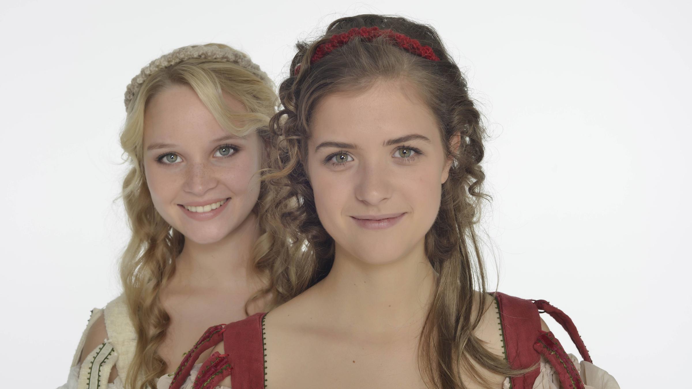 Sonja Gerhardt und Liv Lisa Fries sind Schneeweißchen und Rosenrot in der ARD-Verfilmung von 2012.