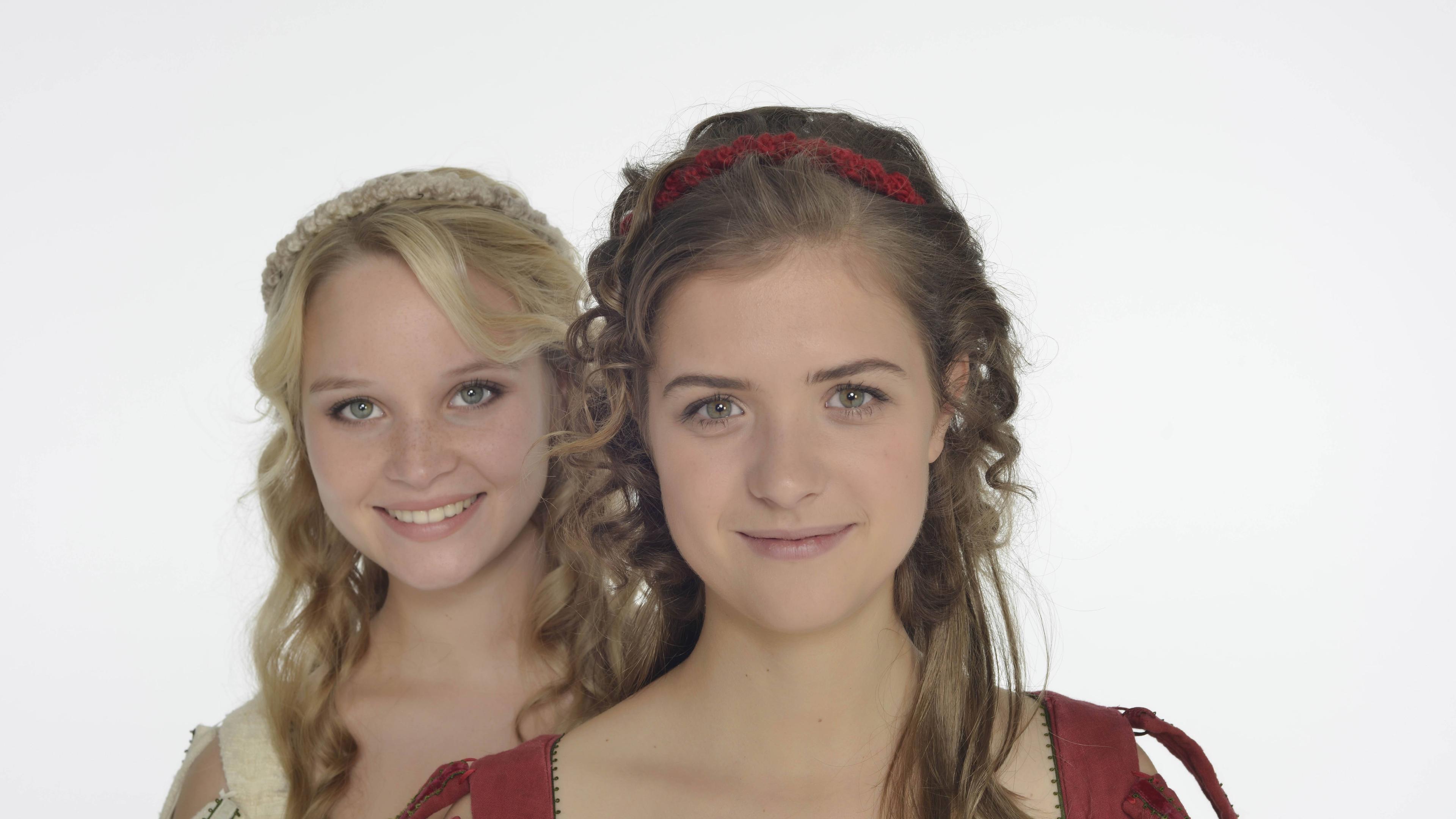 Sonja Gerhardt und Liv Lisa Fries sind Schneeweißchen und Rosenrot in der ARD-Verfilmung von 2012.