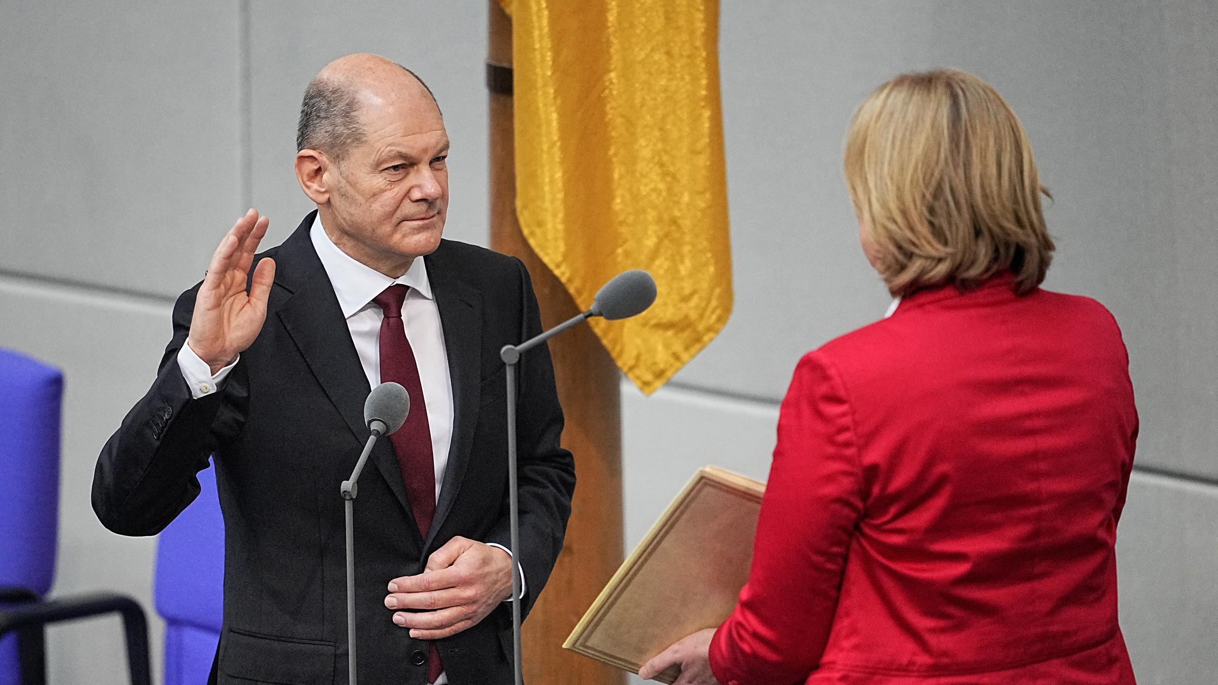 Olaf Scholz legt im Bundestag seinen Amtseid ab