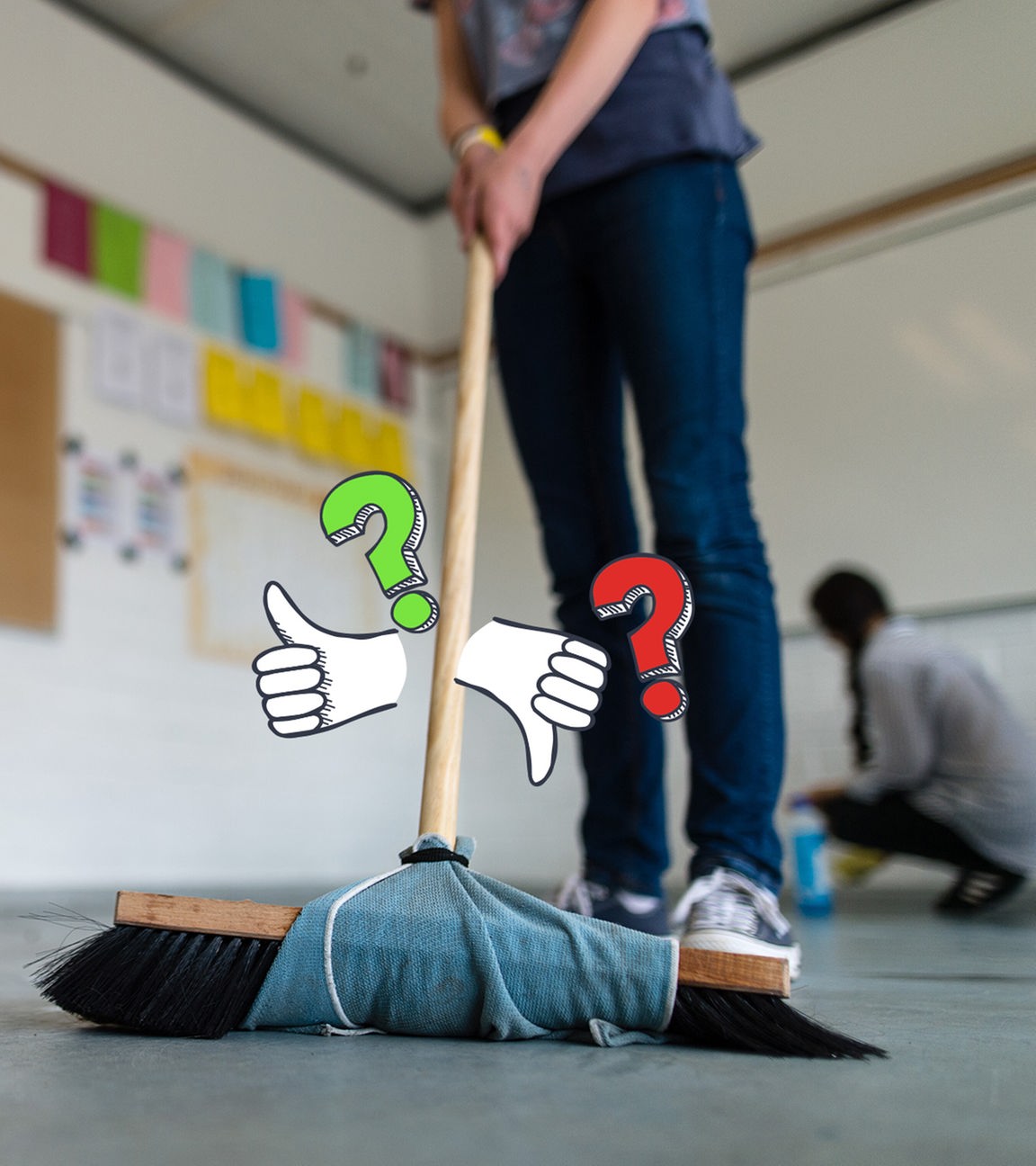Schülerinnen und Schüler putzen ihr Klassenzimmer.