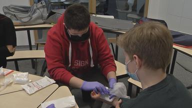 Zwei Schüler, die sich zum Sanitäter ausbilden lassen