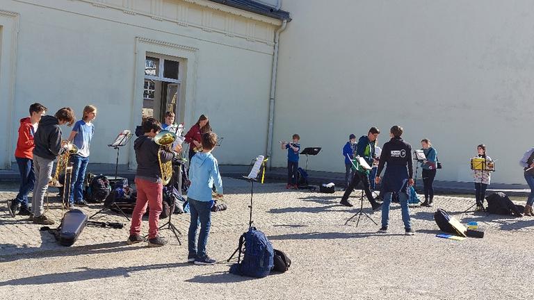 Schülerinnen und Schüler musizieren für den Frieden