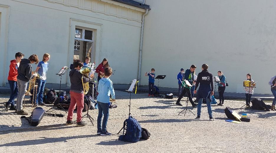 Schülerinnen und Schüler musizieren für den Frieden