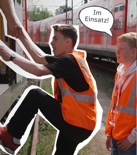 Ein Schüler bekommt Hilfe beim Einsteigen in den Zug. Er trägt eine Warnweste. 