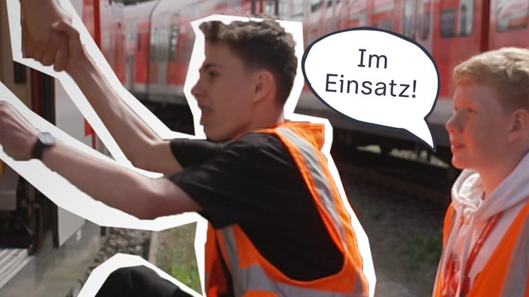 Ein Schüler bekommt Hilfe beim Einsteigen in den Zug. Er trägt eine Warnweste. 