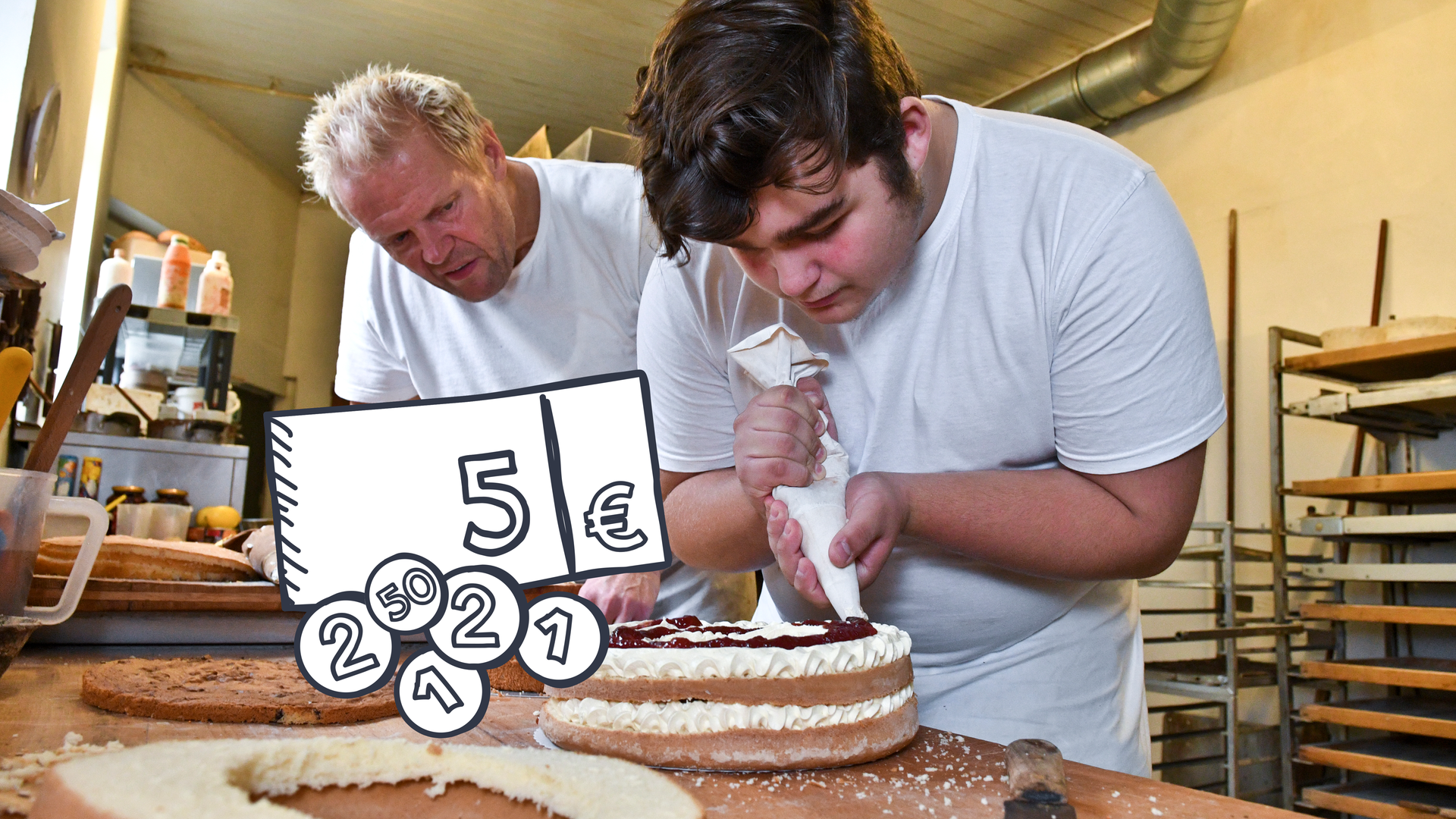 Schülerpraktikant beim Konditor verziert einen Frankfurter Kranz.