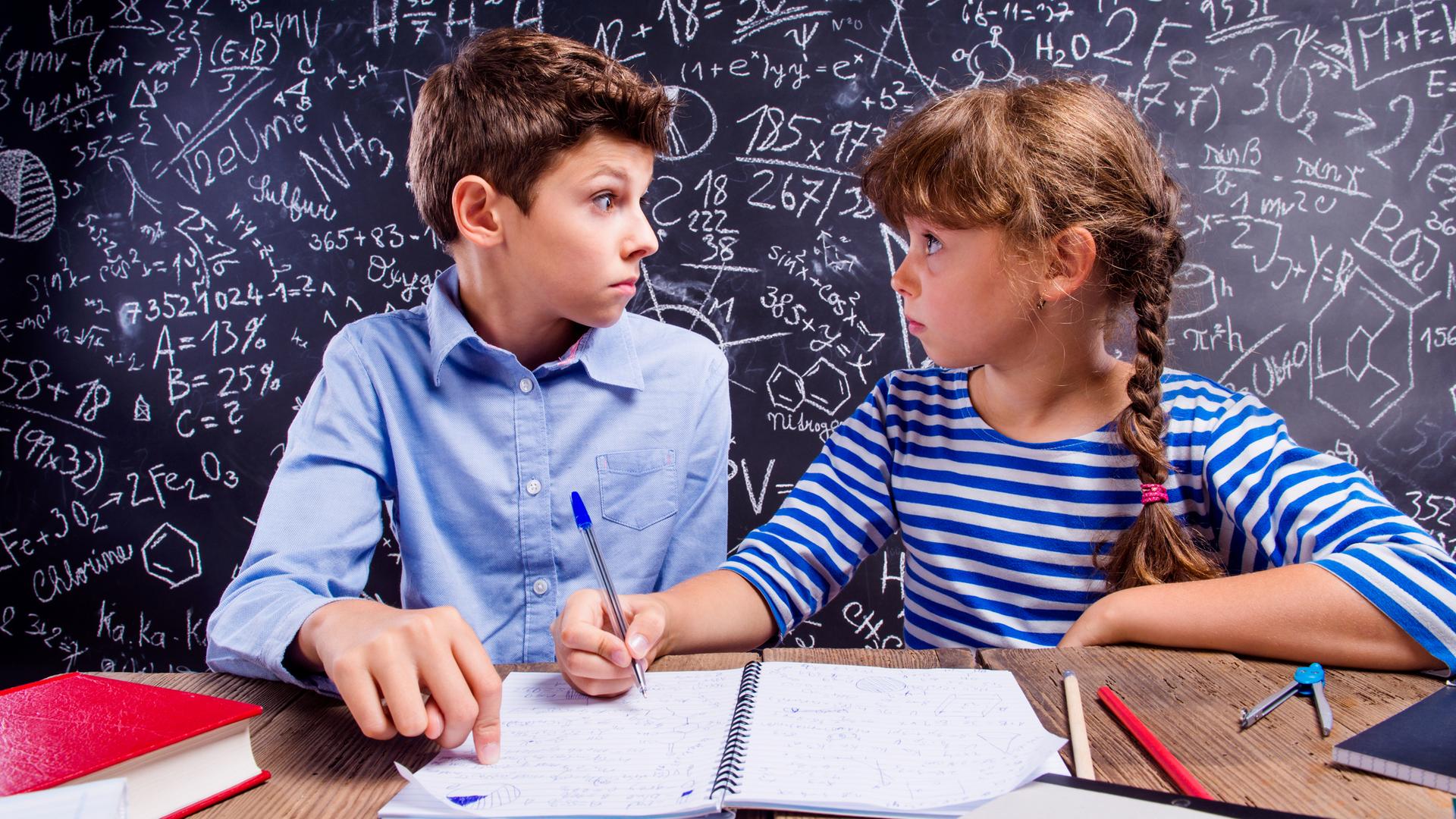 Ein Mädchen und ein Junge schauen sich verwundert an