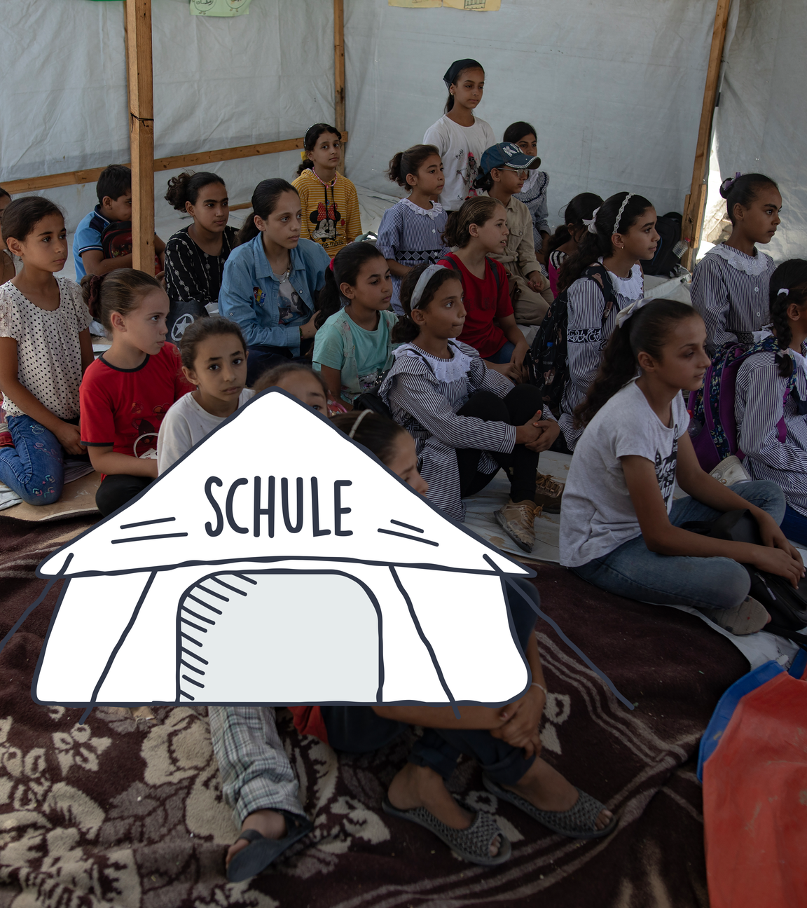 Schülerinnen und Schüler werden in einem Zelt im Gazastreifen unterrichtet.