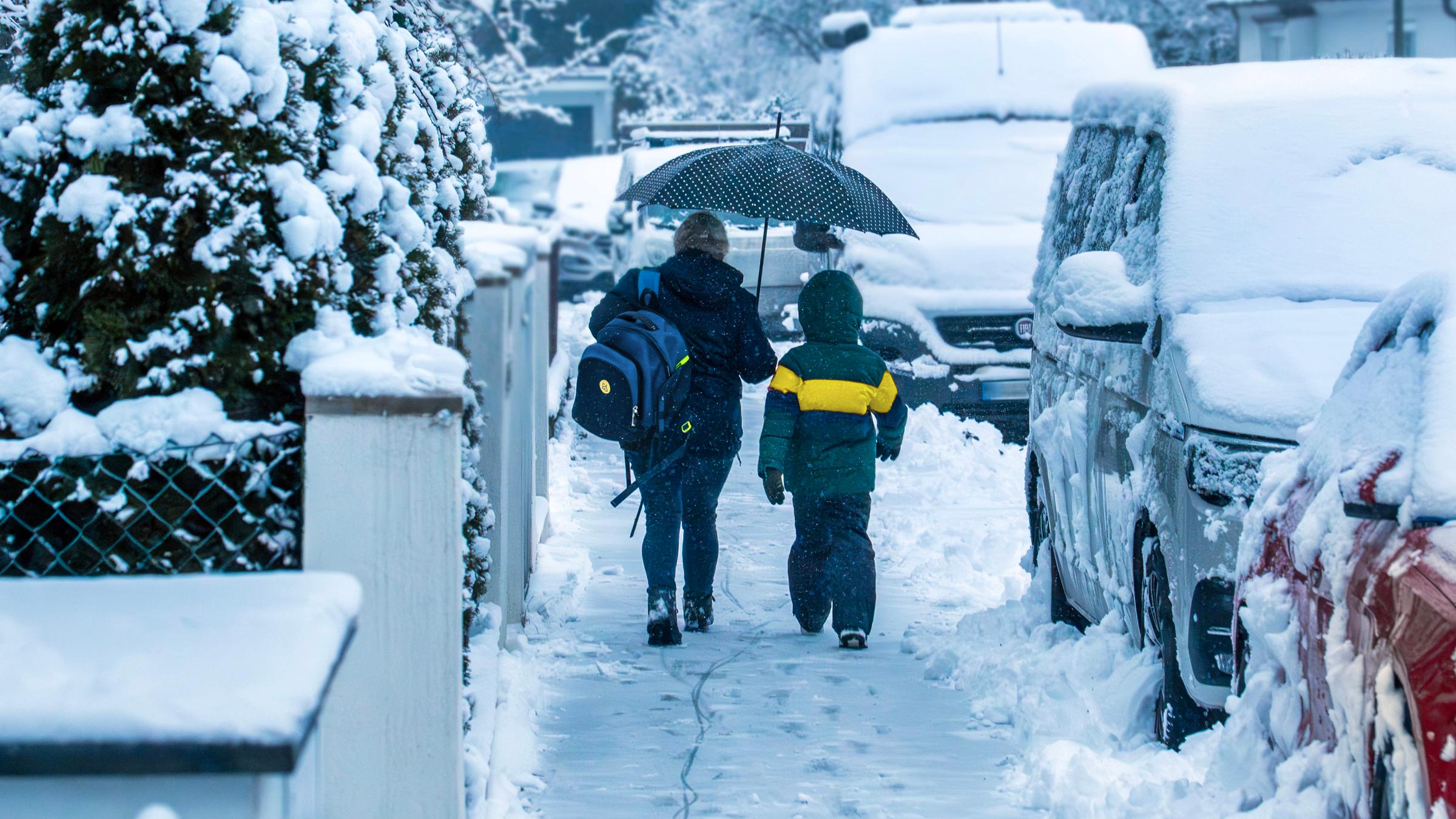 Schulweg im Schnee, leichter Schneefall morgens im Münchner Süden.