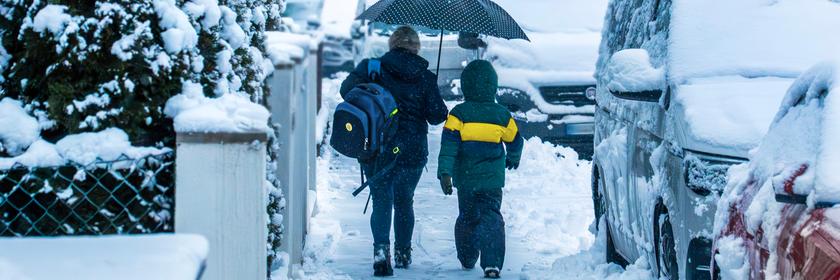 Schulweg im Schnee, leichter Schneefall morgens im Münchner Süden.