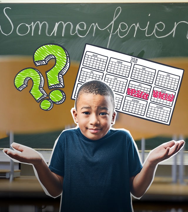 Im Hintergrund eine Tafel mit der Aufschrift "Sommerferien", im Vordergrund ein Junge, der sich wundert 
