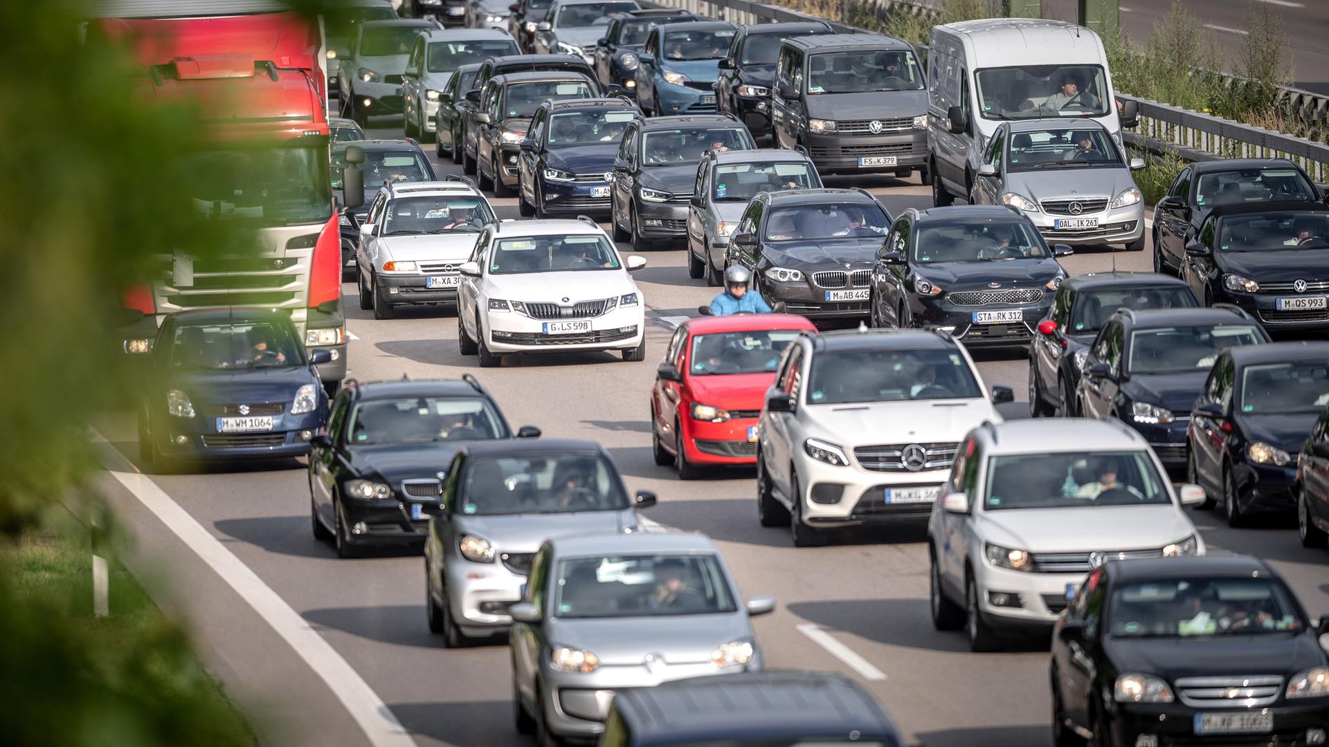 Stau auf der A96 Richtung Münschen am 09.07.2019 in München.