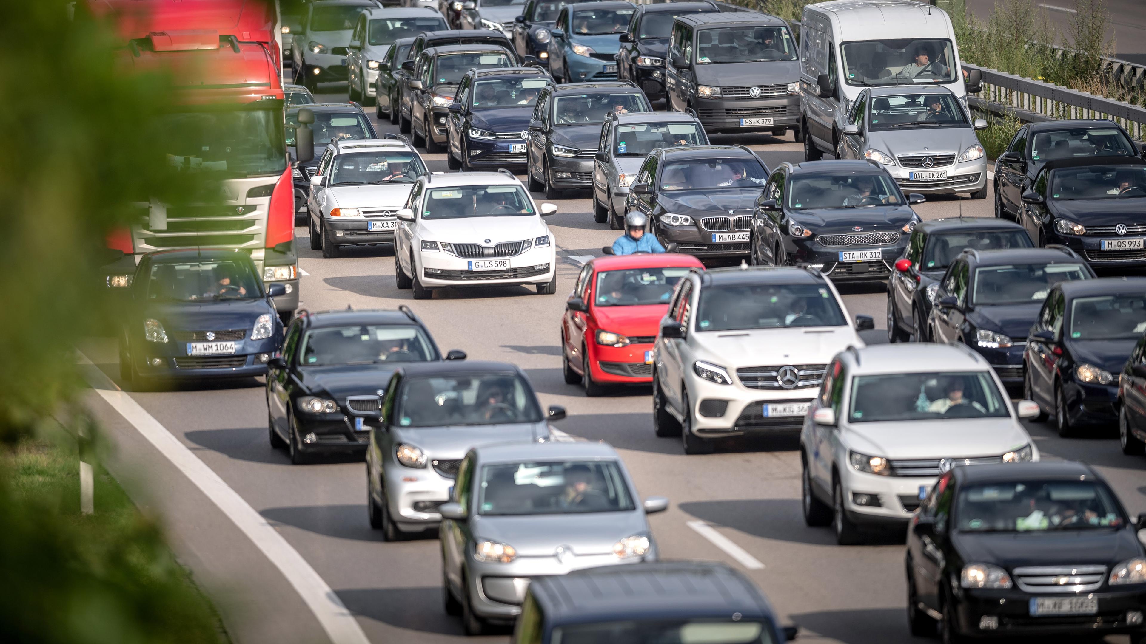 Stau auf der A96 Richtung Münschen am 09.07.2019 in München.