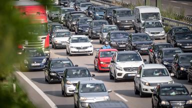 Stau auf der A96 Richtung Münschen am 09.07.2019 in München.