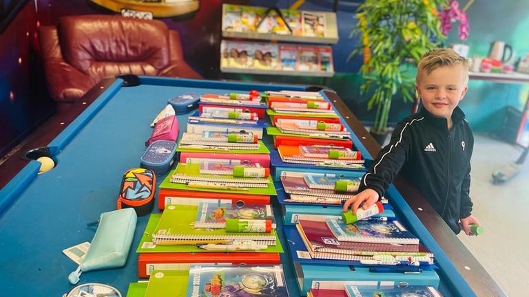 Melvin spendet Schulmaterialien für ukrainische Schüler:innen