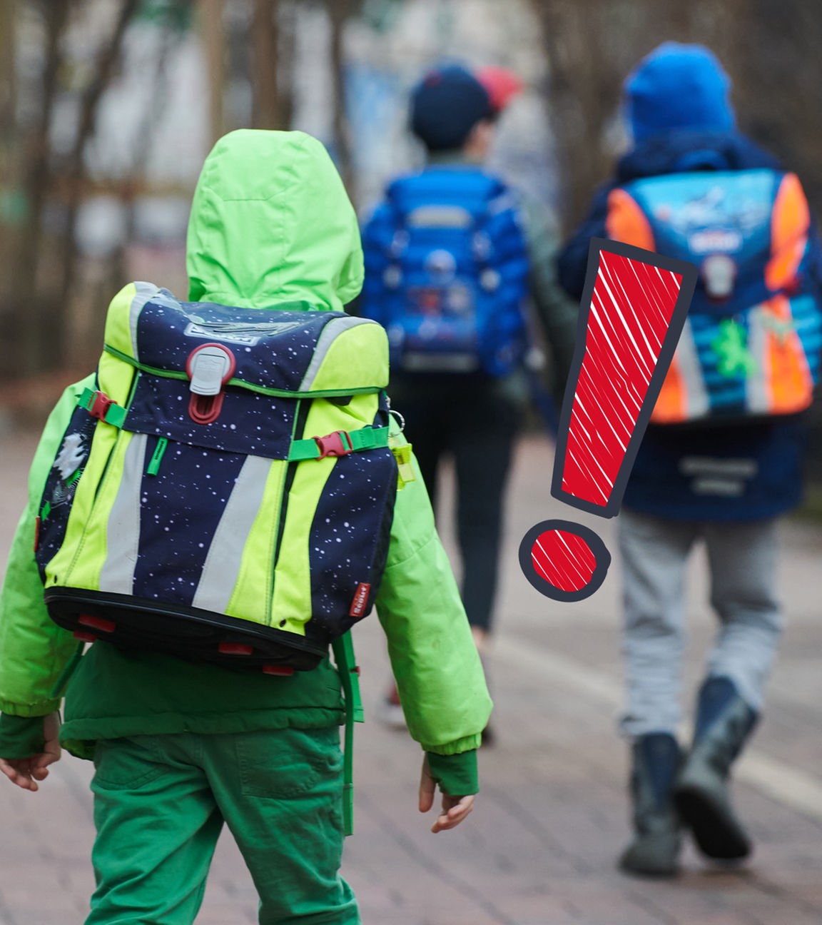 Kinder mit Schulranzen laufen vor der Kamera weg. Ein großes rotes grafisches Ausrufezeichen ist im Bild.