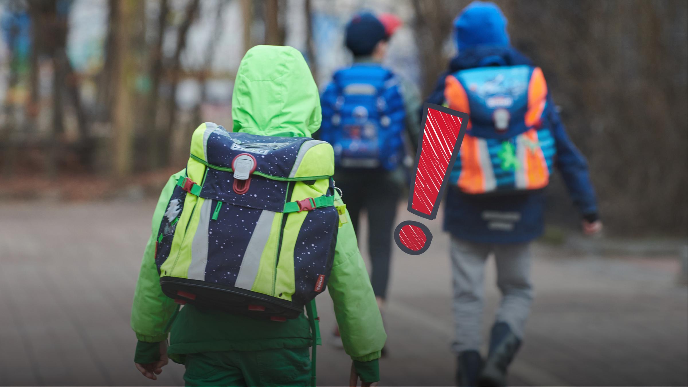 Kinder mit Schulranzen laufen vor der Kamera weg. Ein großes rotes grafisches Ausrufezeichen ist im Bild.