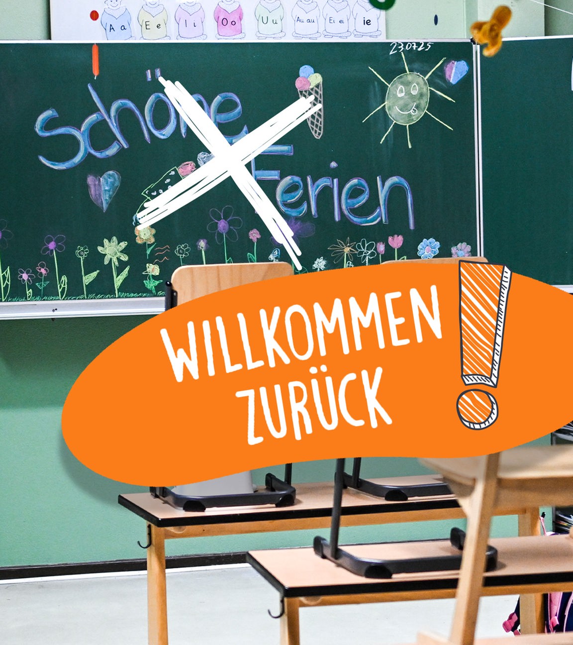 Auf einer Tafel in einer Klasse steht "Schöne Ferien", darüber ein gezeichnetes Kreuz und auf orangenem Hintergrund: "Willkommen zurück!"