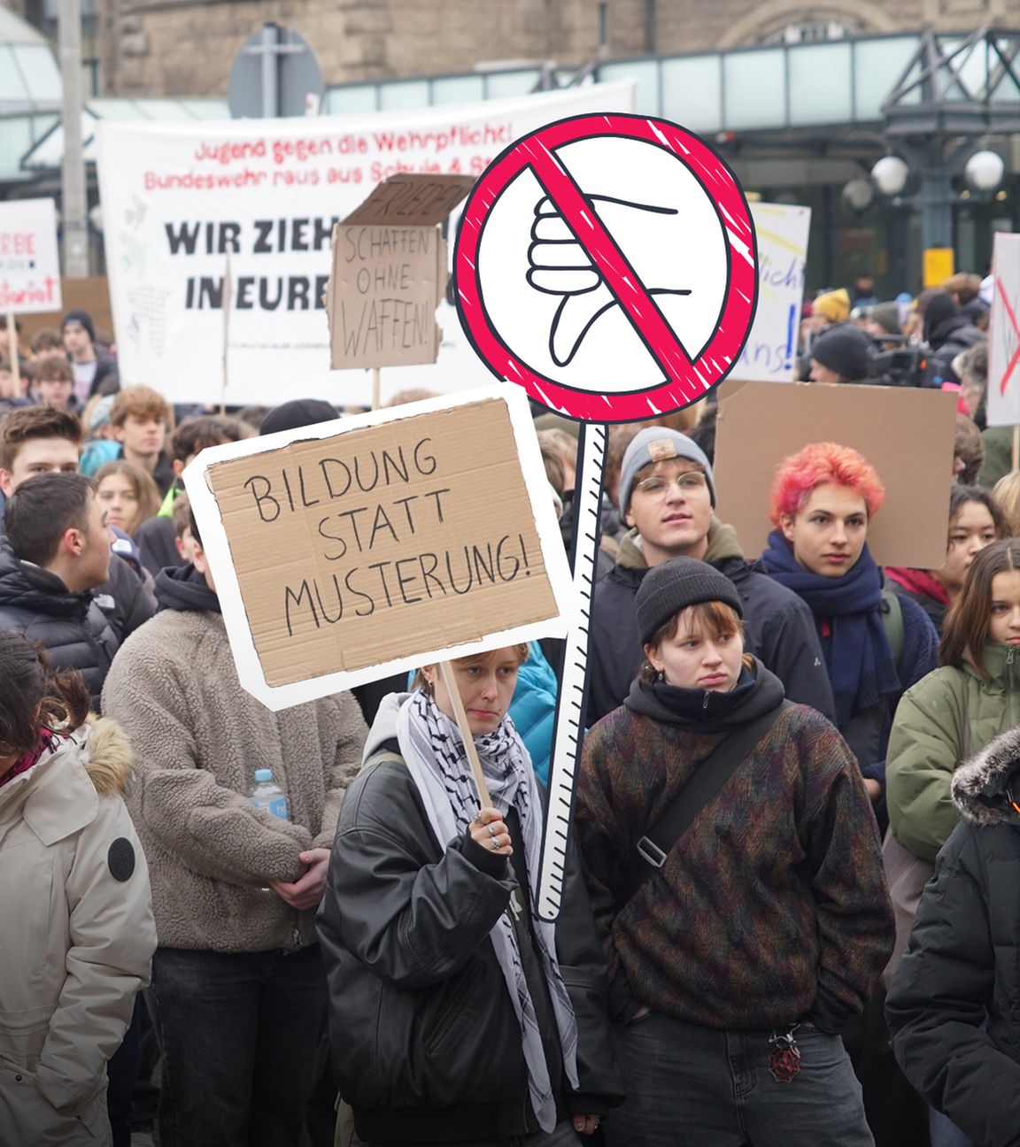 Schülerinnen und Schüler demonstrieren mit Pappschildern in Hamburg.