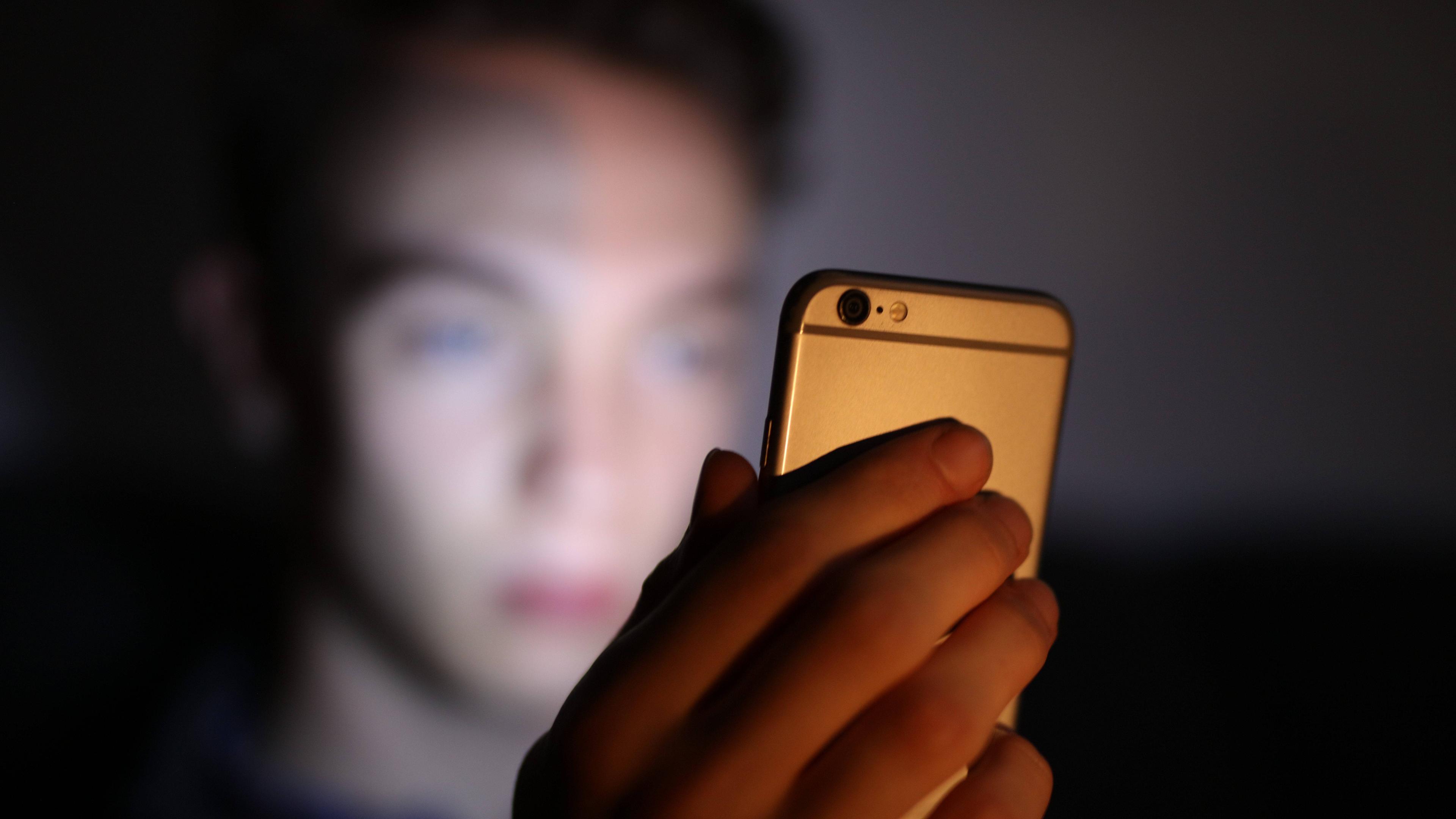 Jugendlicher mit Handy