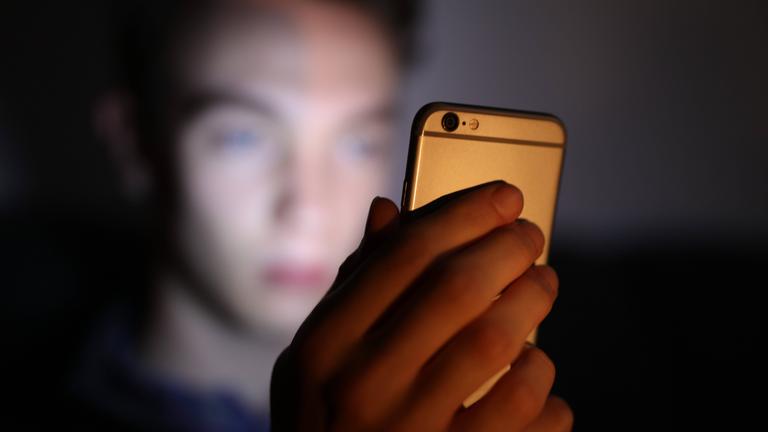 Jugendlicher mit Handy