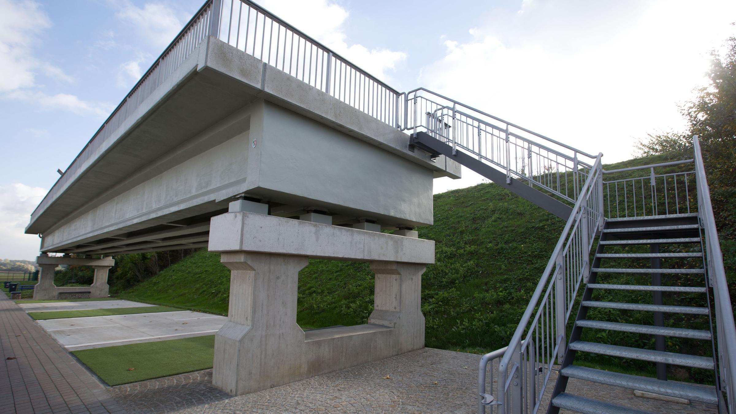 Eine Spannbetonbrücke steht am 17.10.2013 in Beckum (Nordrhein-Westfalen) an der A2 Raststätte Vellern. Der Bund der Steuerzahler stellte während einer Pressekonferenz unter dem Motto «Die öffentliche Verschwendung 2013» sein Schwarzbuch vor.