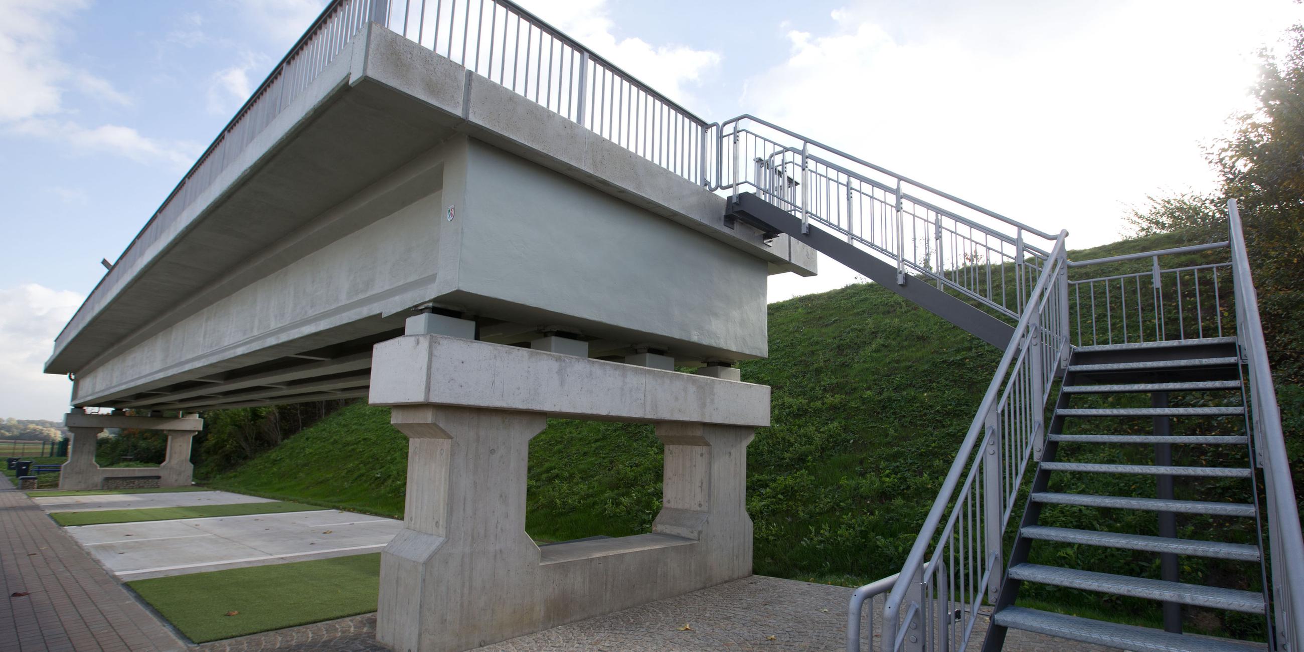 Eine Spannbetonbrücke steht am 17.10.2013 in Beckum (Nordrhein-Westfalen) an der A2 Raststätte Vellern. Der Bund der Steuerzahler stellte während einer Pressekonferenz unter dem Motto «Die öffentliche Verschwendung 2013» sein Schwarzbuch vor.