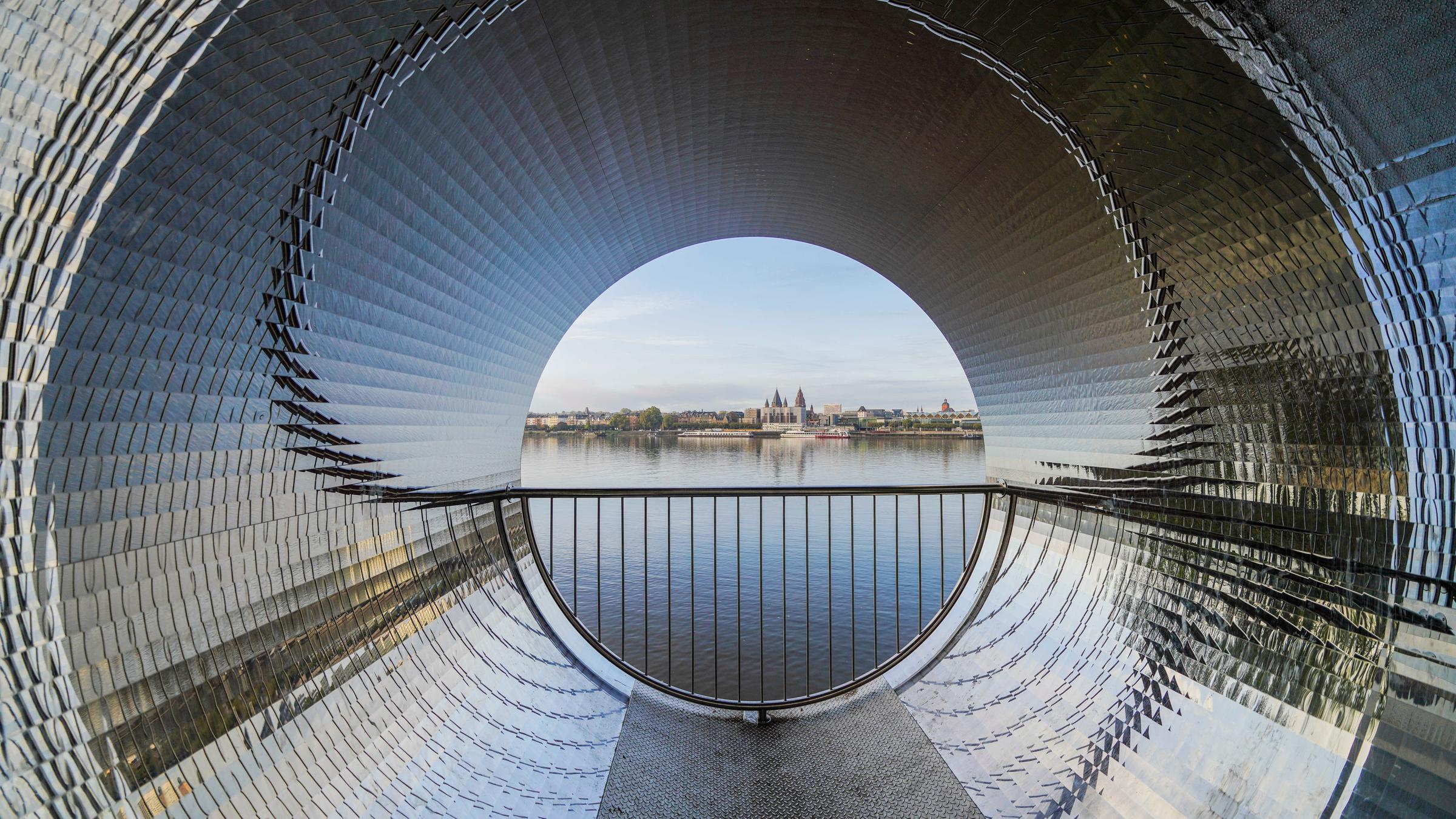  Die Edelstahloberfläche der «Pixelröhre» spiegelt die Landschaft und das Wasser am Rheinufer im Stadtteil Kastel wieder. Nach Meinung des Bundes der Steuerzahler (BdSt) ein Beispiel für Steuergeldverschwendung.