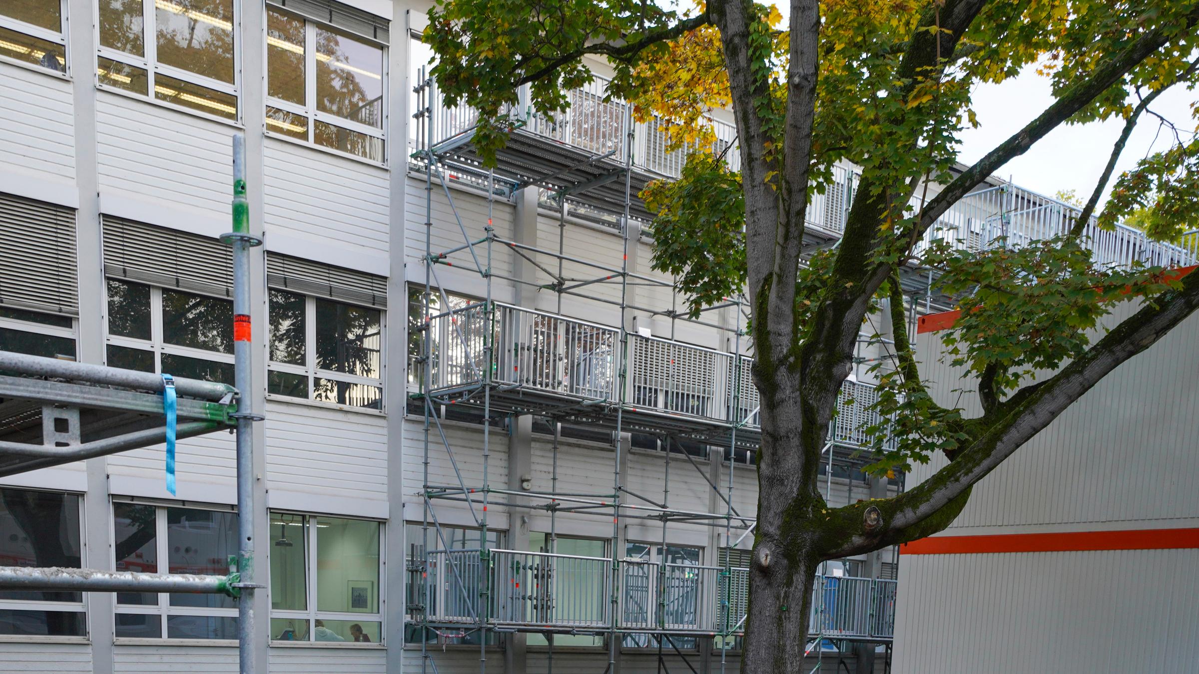 Teile des Provisoriums eines Fluchttreppengerüsts stehen an der Außenfassade der VHS am Karmeliterplatz. Nach Meinung des Bundes der Steuerzahler (BdSt) ein Beispiel für Steuergeldverschwendung, da das Gerüst von 2013-2022 teuer angemietet werden musste. 