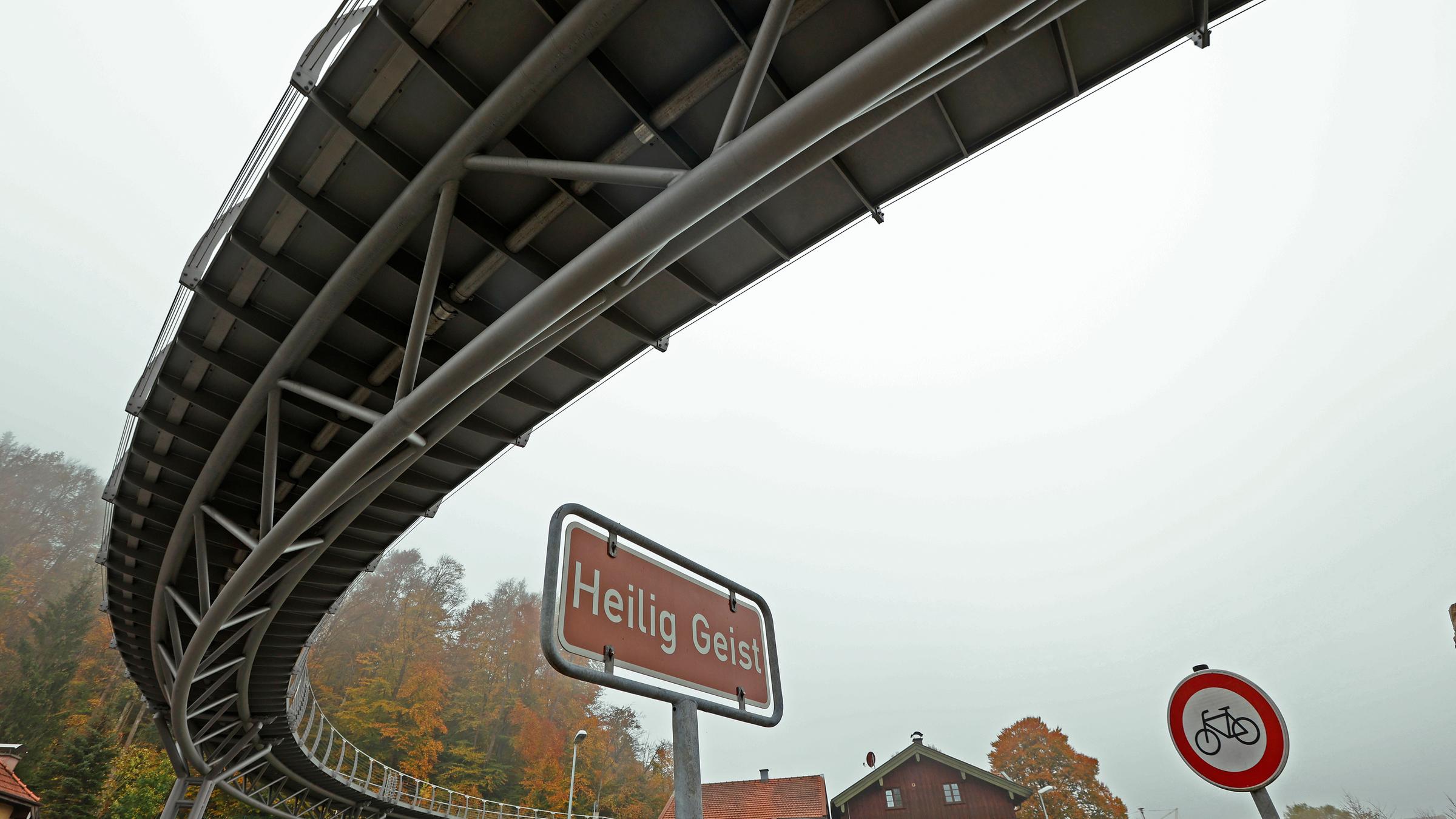 Die Heilig-Geist-Fußgängerbrücke über die B304 östlich von Traunstein. Die Brücke mit einer Heizung für den Winter wurde vom Bund der Steuerzahler bemängelt.