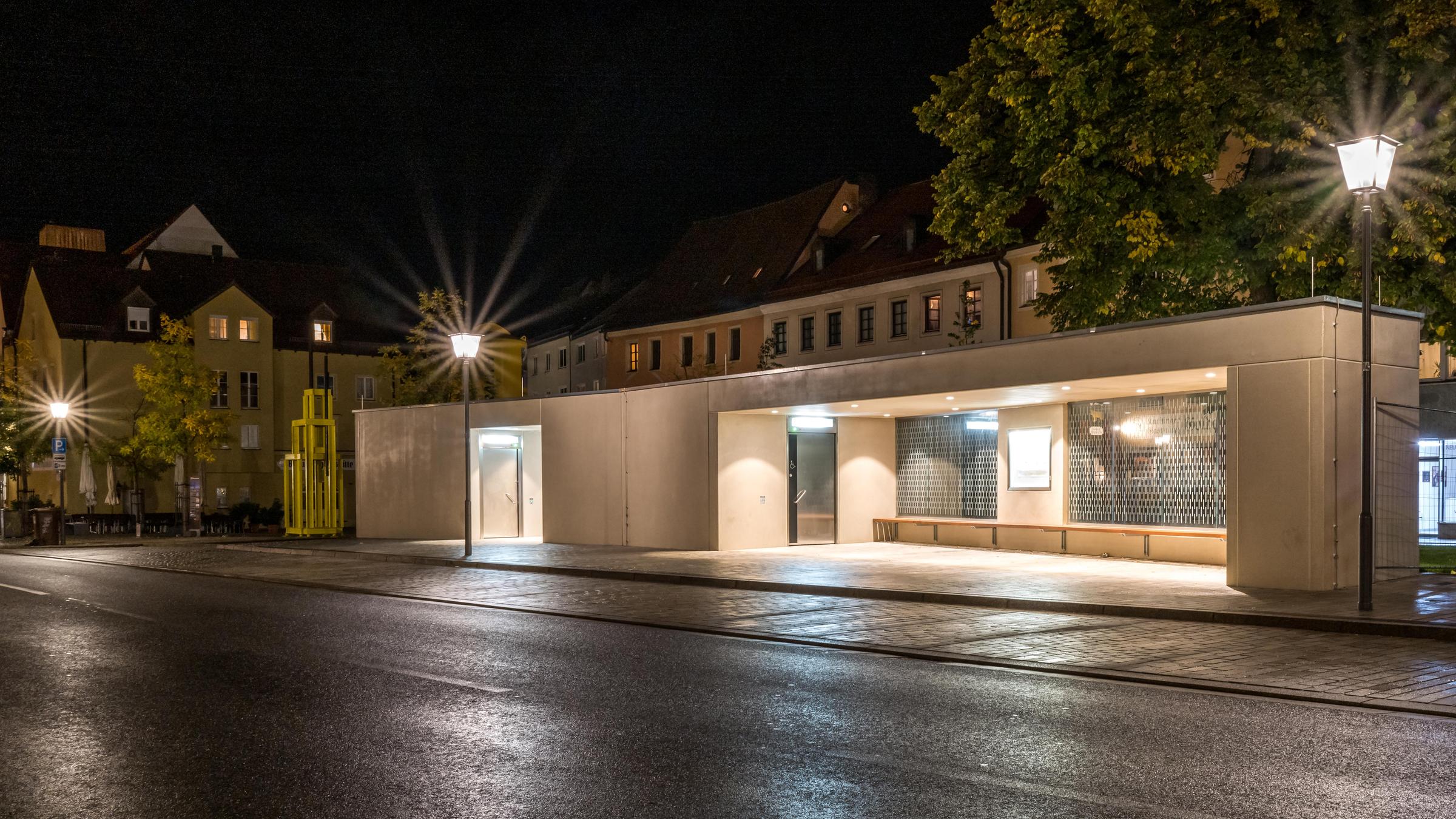 Die öffentliche WC-Anlage mit Wartebereich für Busfahrgäste am Regensburger Schwanenplatz wird in diesem Jahr im Schwarzbuch des Bundes der Steuerzahler kritisiert. 