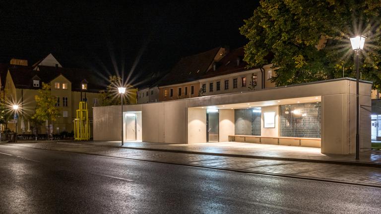Die öffentliche WC-Anlage mit Wartebereich für Busfahrgäste am Regensburger Schwanenplatz wird in diesem Jahr im Schwarzbuch des Bundes der Steuerzahler kritisiert. 