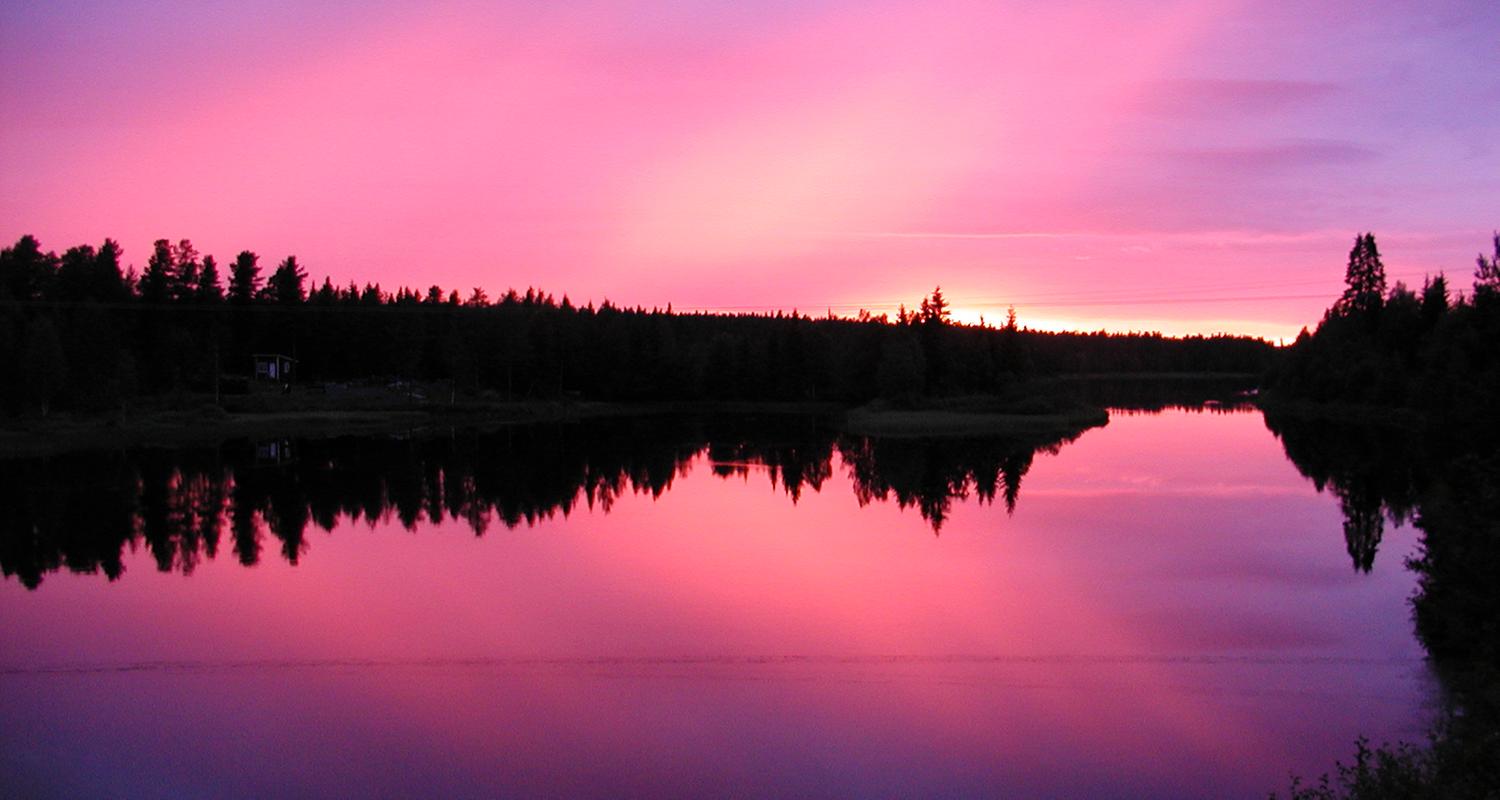 See und Wald in Schweden in der Abenddämmerung