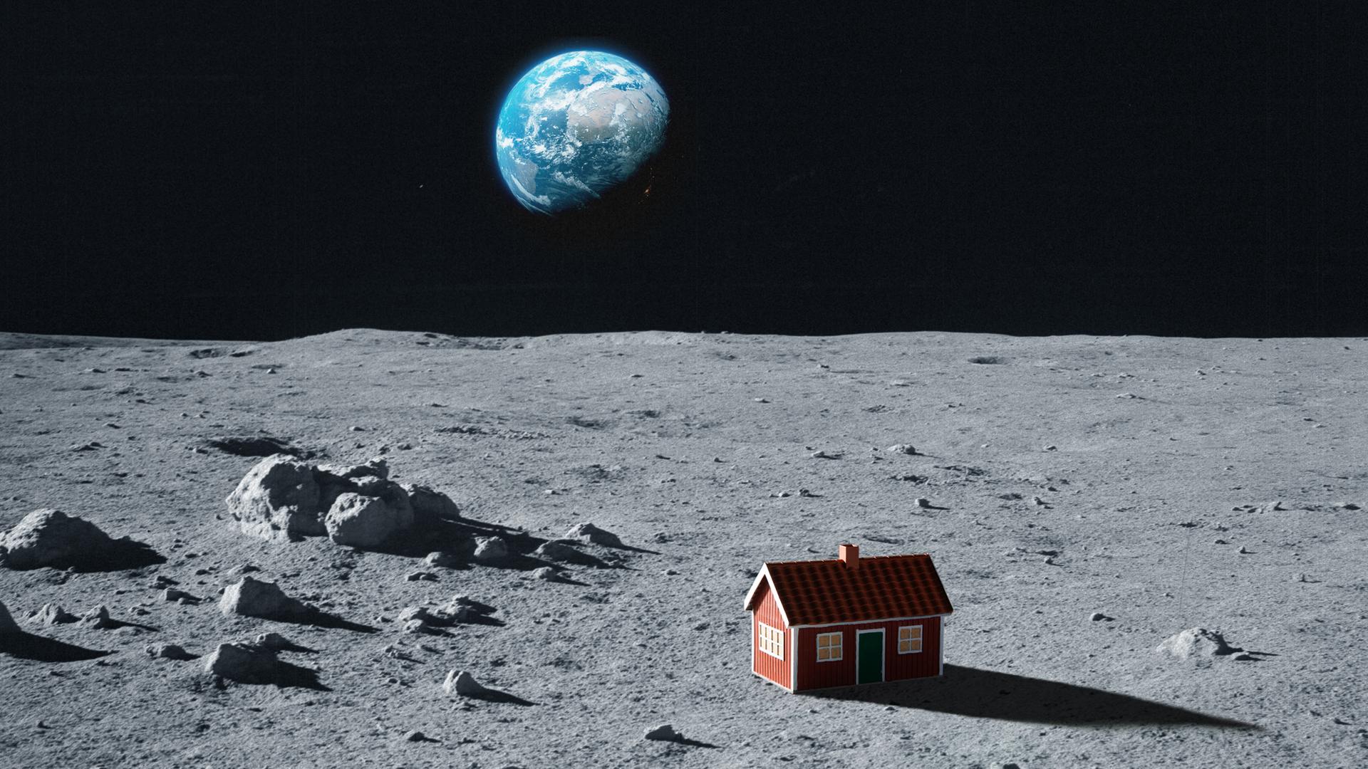 Ein kleines rotes Häuschen steht auf dem Mond, im Hintergrund die Erde 