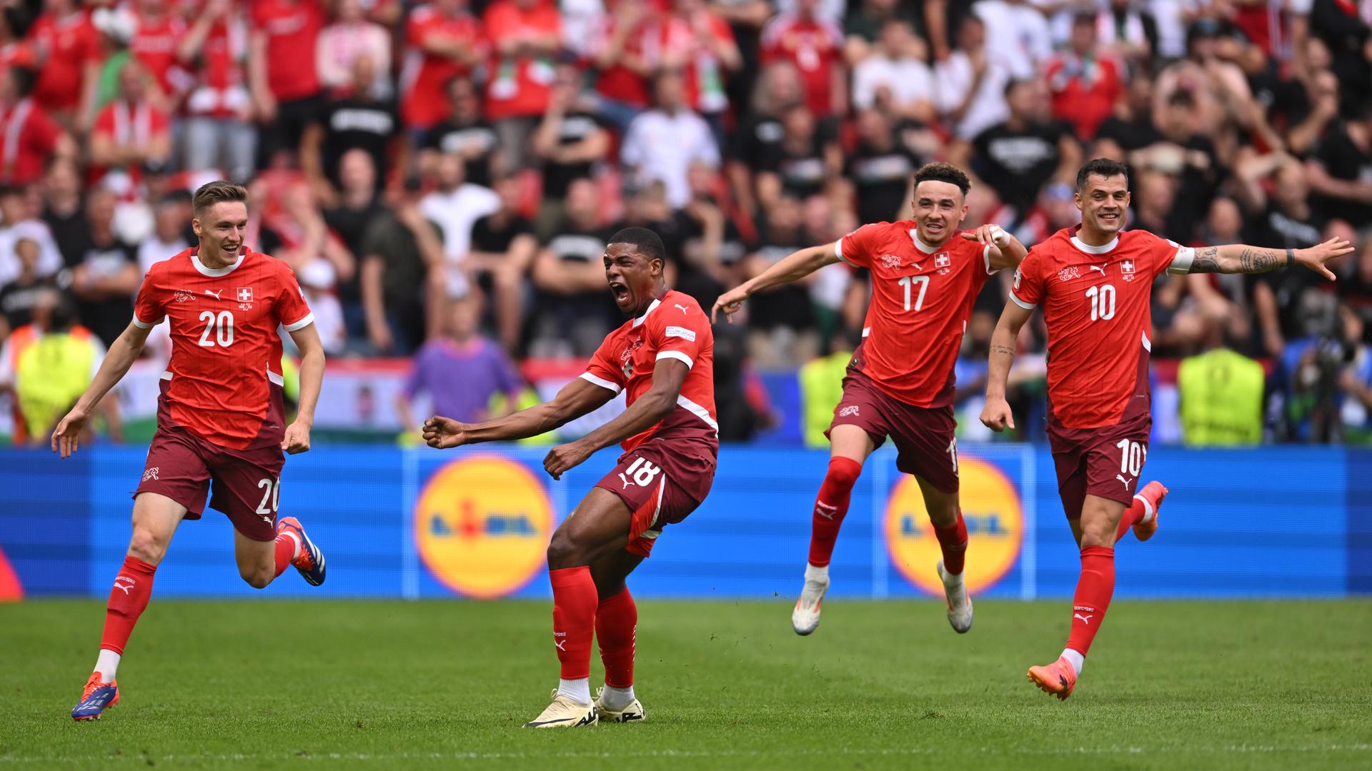 Kwadwo Duah aus der Schweiz (2vl) jubelt nach dem Tor zum 1-0 mit Michel Aebischer aus der Schweiz (l), Ruben Vargas aus der Schweiz (2vr) und Granit Xhaka aus der Schweiz. 