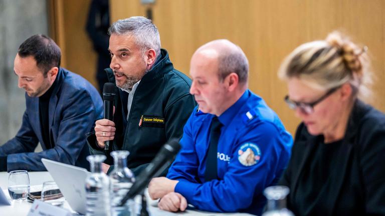 Die Polizei gibt Pressekonferenz über die Explosion an Neujahr