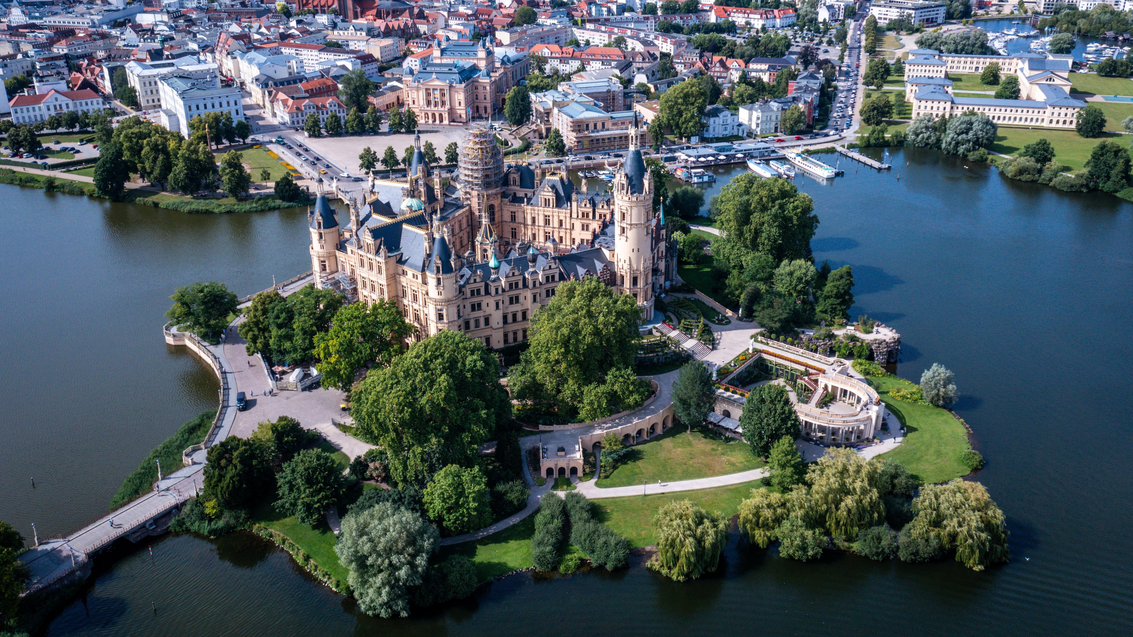 Mecklenburg-Vorpommern, Schwerin: Das Schloss auf einer Insel im Schweriner See.