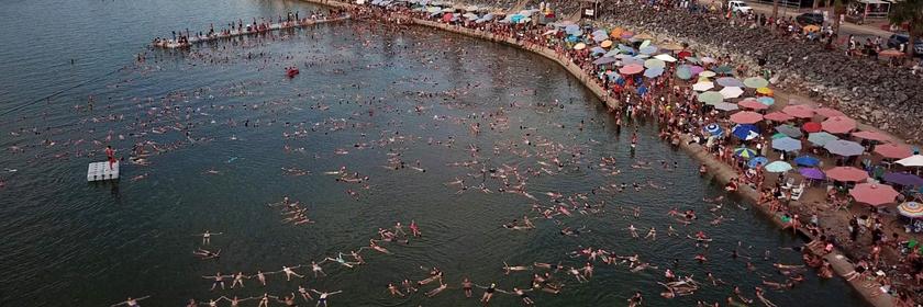 Menschen lassen sich gemeinsam auf dem Mar Chiquita salt lake treiben. 
