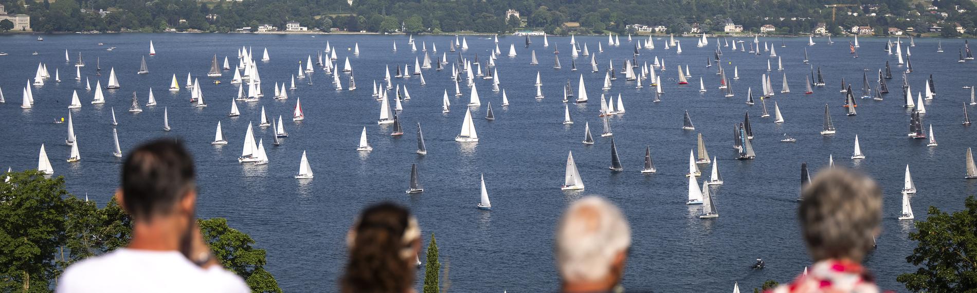 Zuschauer beobachten die Segelboote beim Start der 86. Segelregatta "Bol d'Or" auf dem Genfer See in Genf, Schweiz.