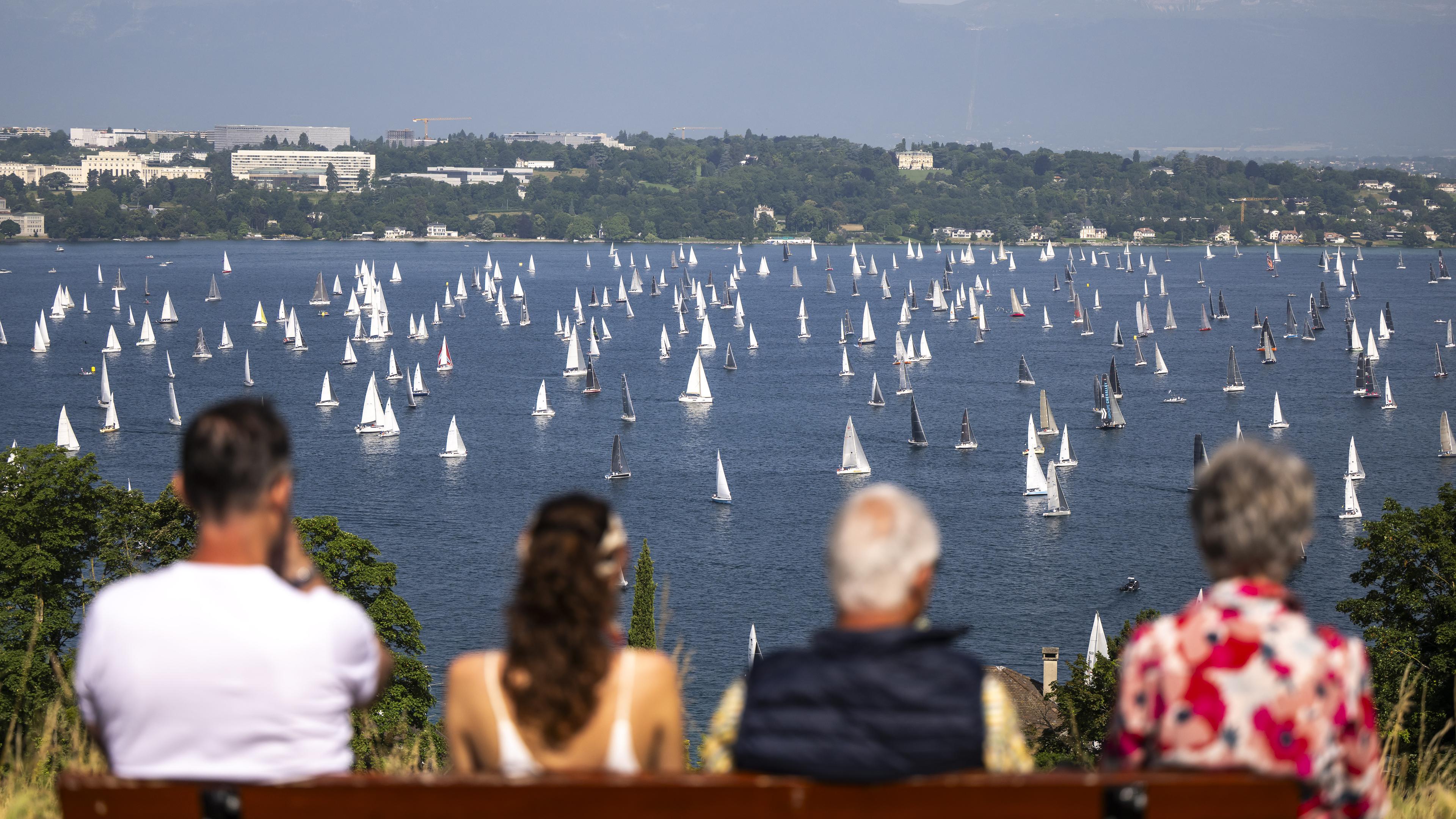 Zuschauer beobachten die Segelboote beim Start der 86. Segelregatta "Bol d'Or" auf dem Genfer See in Genf, Schweiz.