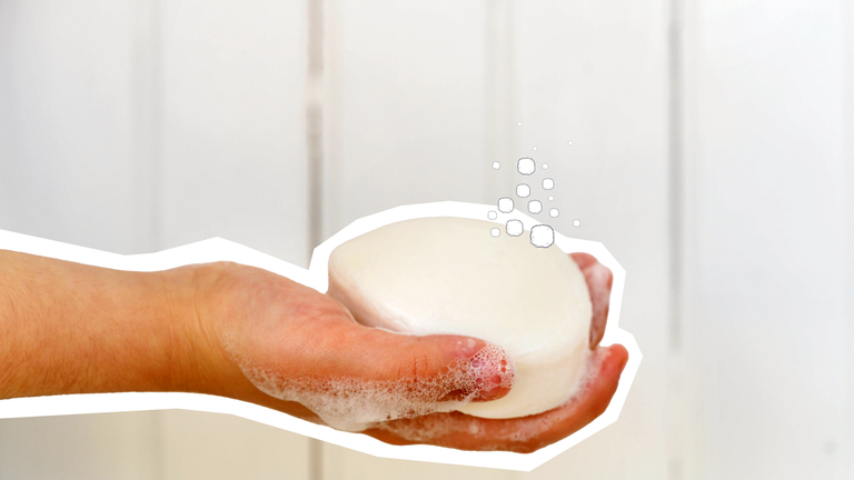 Kinderhand, die Seife in der Hand hält. 