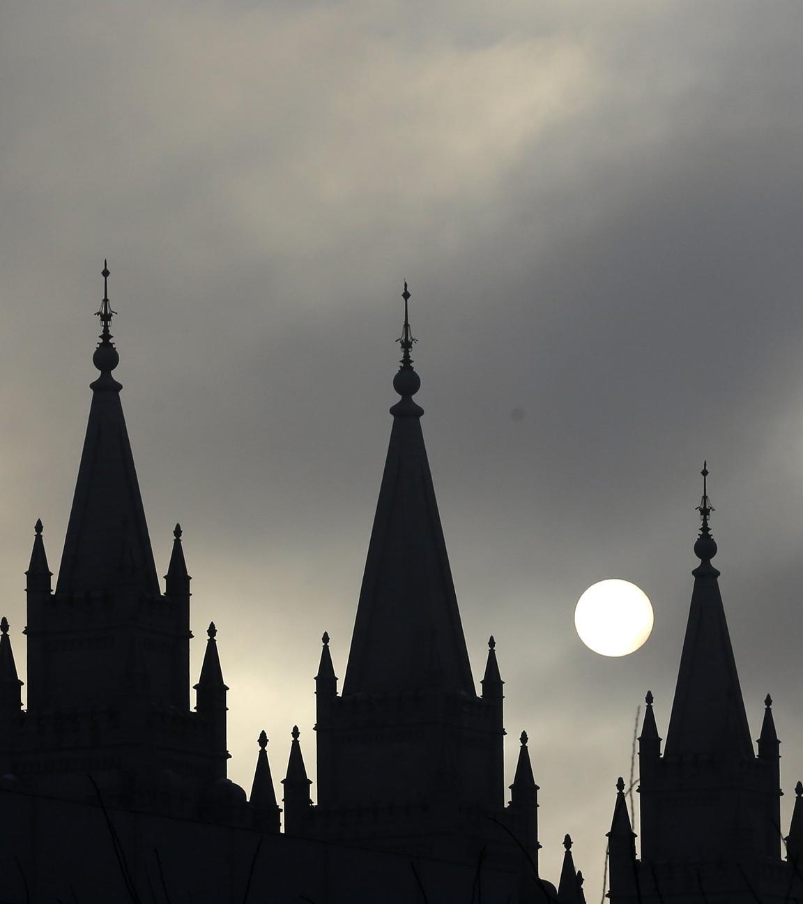 Im Gegenlicht erkennt man die Umrisse einer Kirche