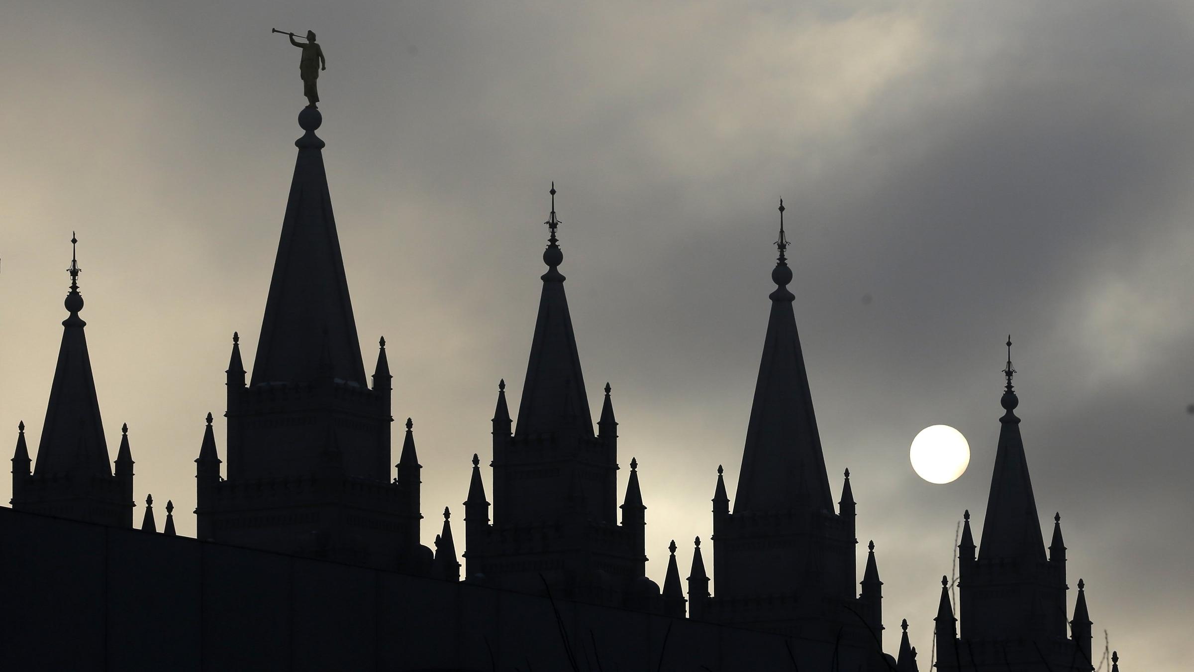 Im Gegenlicht erkennt man die Umrisse einer Kirche