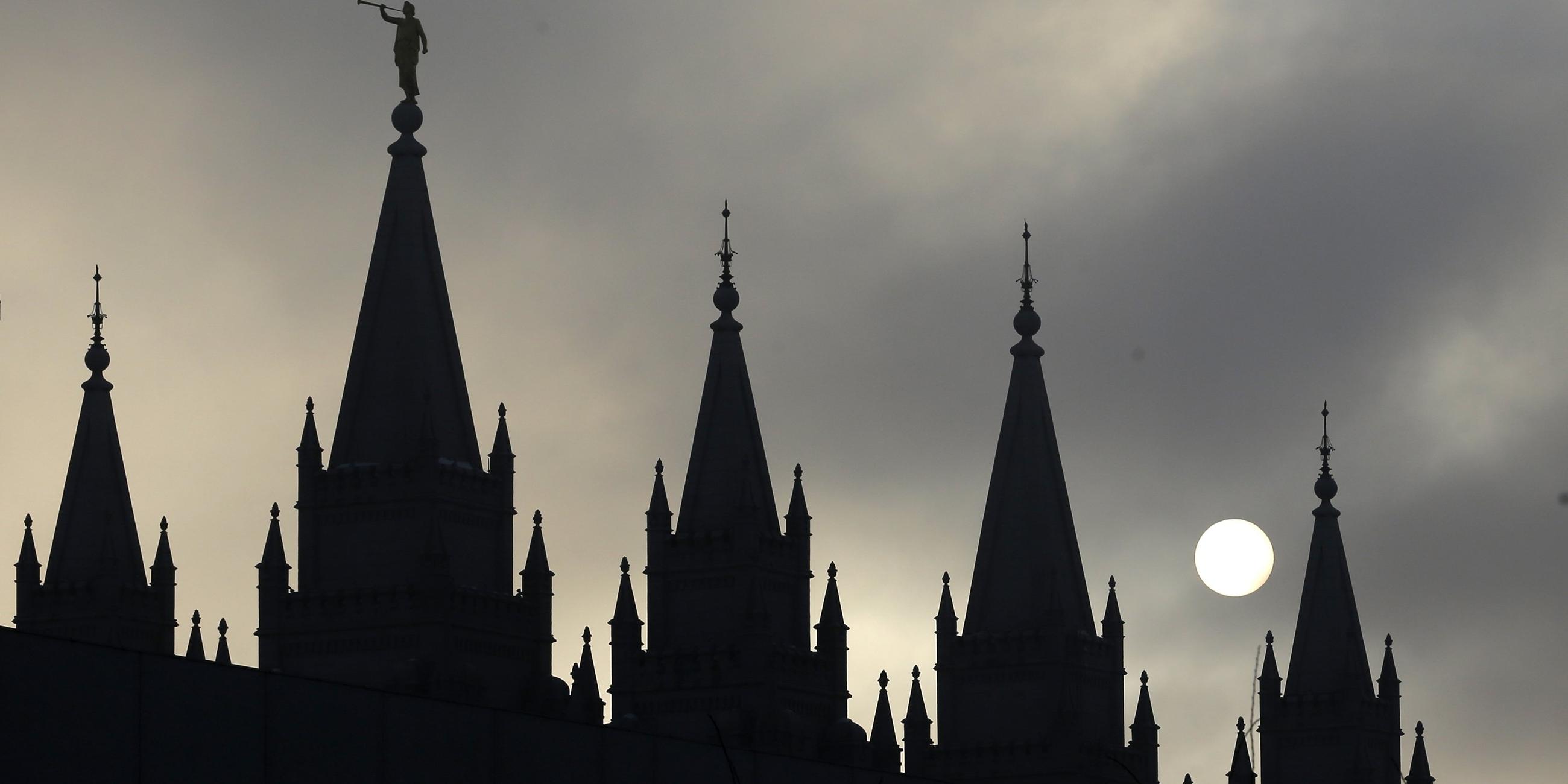 Im Gegenlicht erkennt man die Umrisse einer Kirche