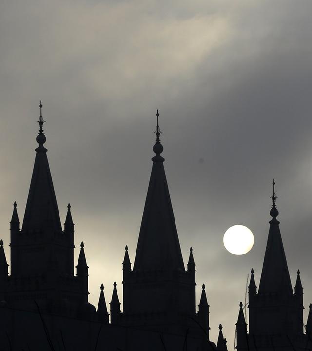 Im Gegenlicht erkennt man die Umrisse einer Kirche