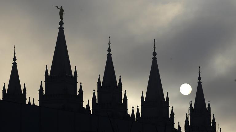 Im Gegenlicht erkennt man die Umrisse einer Kirche