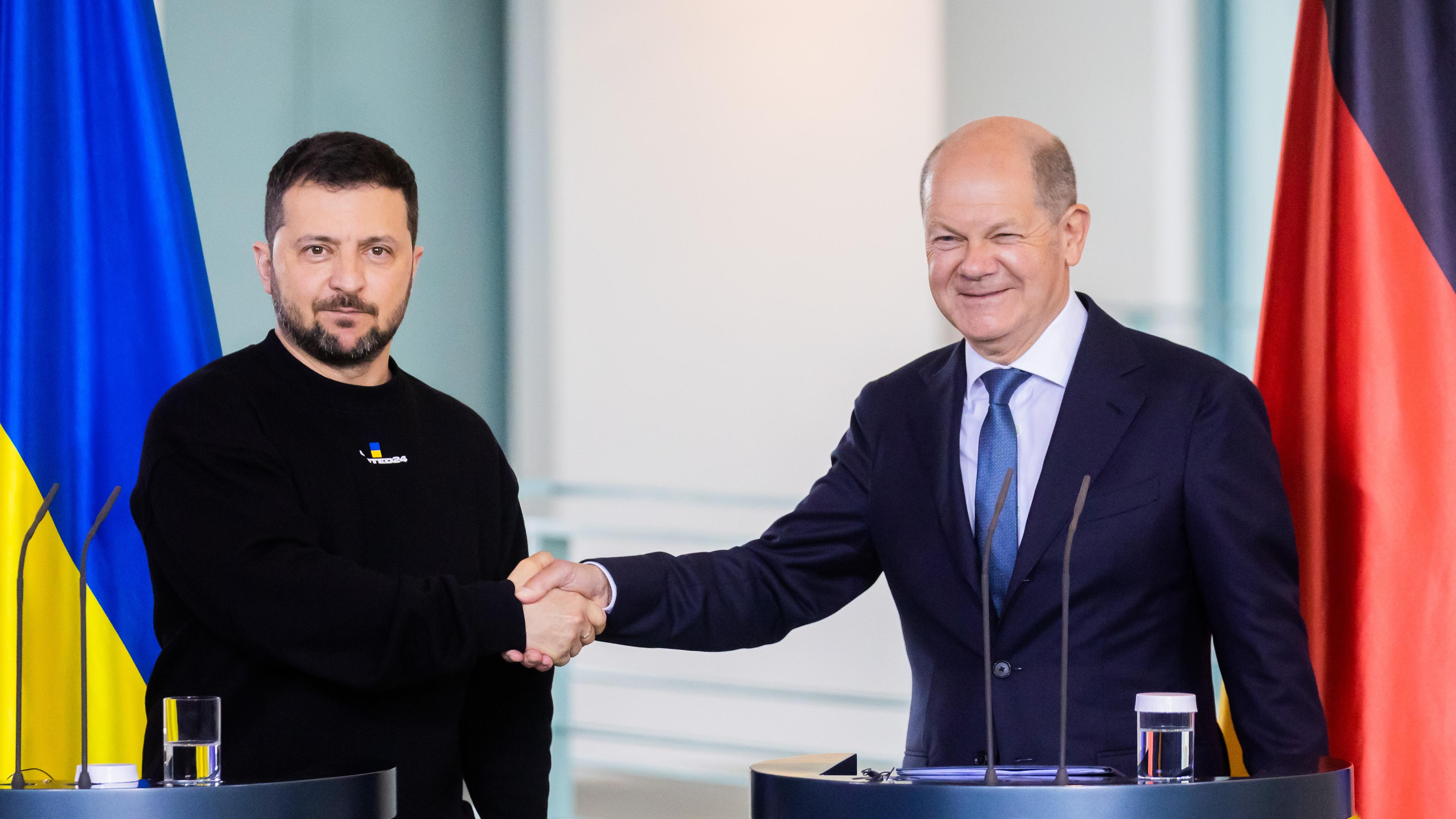 Berlin: Wolodymyr Selenskyj, Präsident der Ukraine, und Bundeskanzler Olaf Scholz (r, SPD) schütteln sich am Ende einer Pressekonferenz nach ihrem Gespräch im Bundeskanzleramt die Hand. 