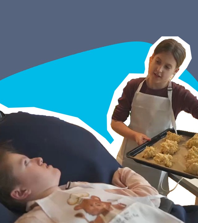 Emma und Jonna nebeneinander, Jonna hält ein Backbleck mit Teig in der Hand.