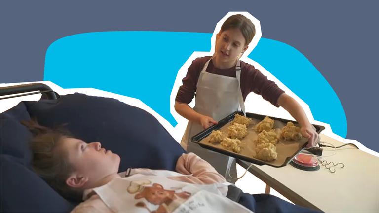 Emma und Jonna nebeneinander, Jonna hält ein Backbleck mit Teig in der Hand.